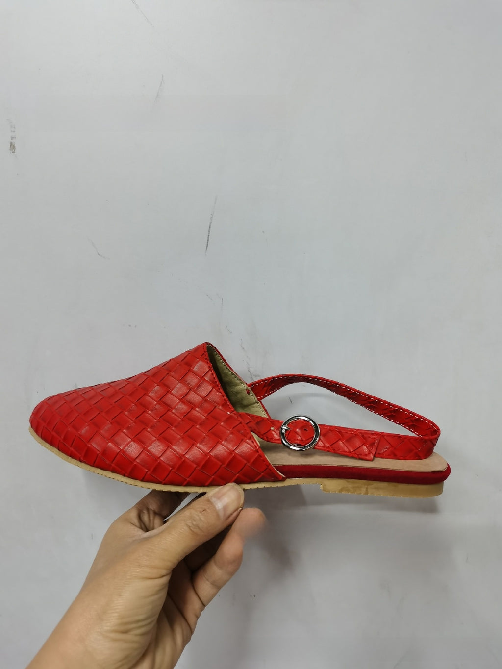 Pointed-toe woven women?s shoes