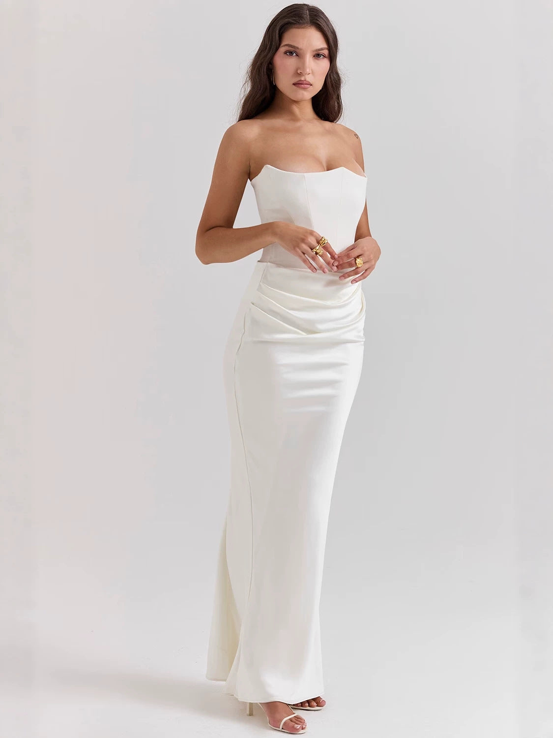 Sexy figure-hugging off-the-shoulder dress