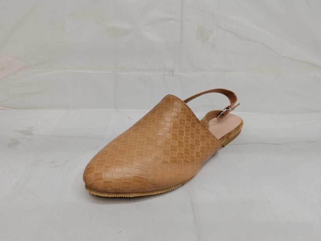 Pointed-toe woven women?s shoes