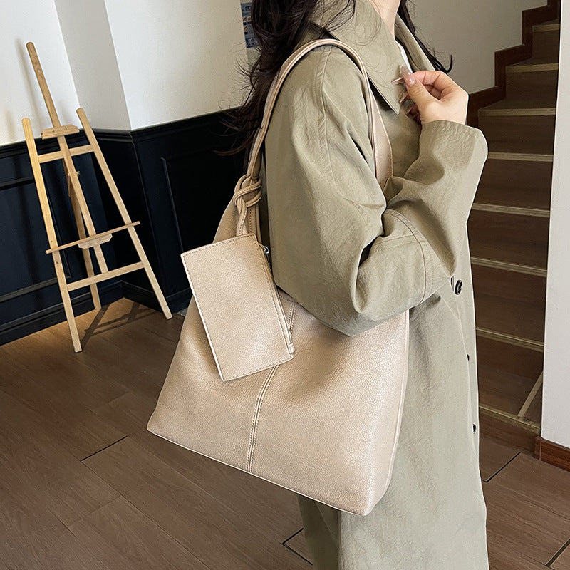 Large-capacity underarm bag