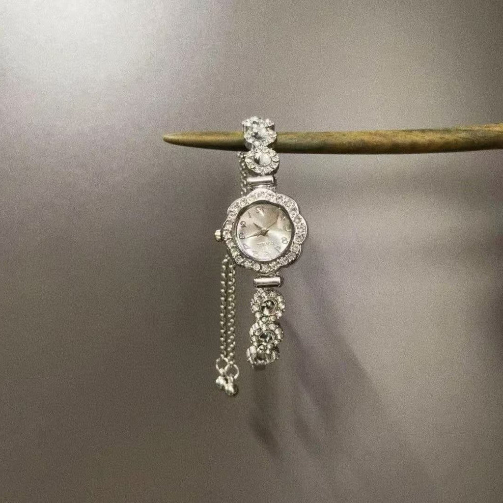 Diamond-studded bracelet chain