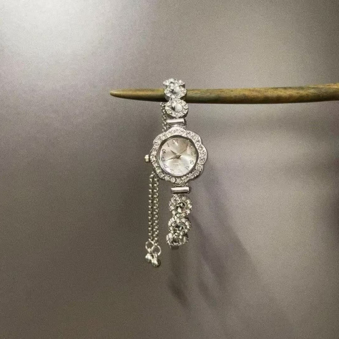 Diamond-studded bracelet chain