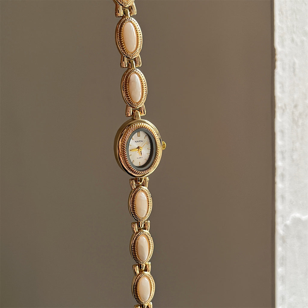 Lady retro oval-shaped quartz wristwatch with dial
