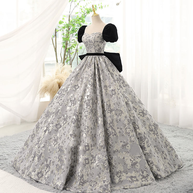 The puffy skirt performance dress makes the female examinee elegant