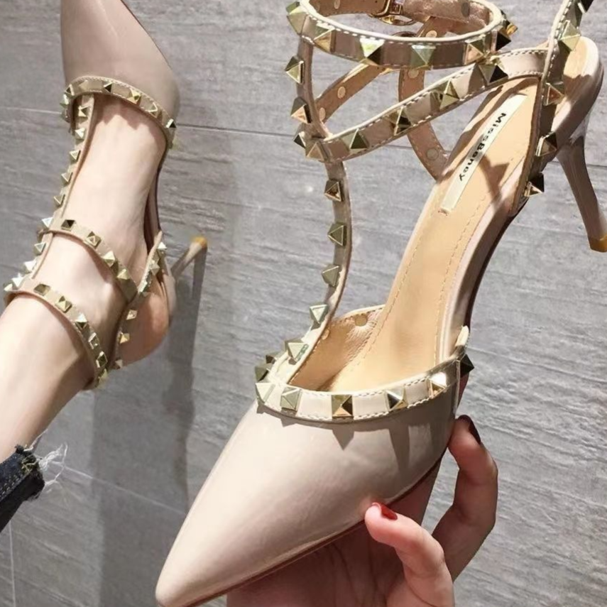 Lady's pointed-toe rivet detail ankle boots