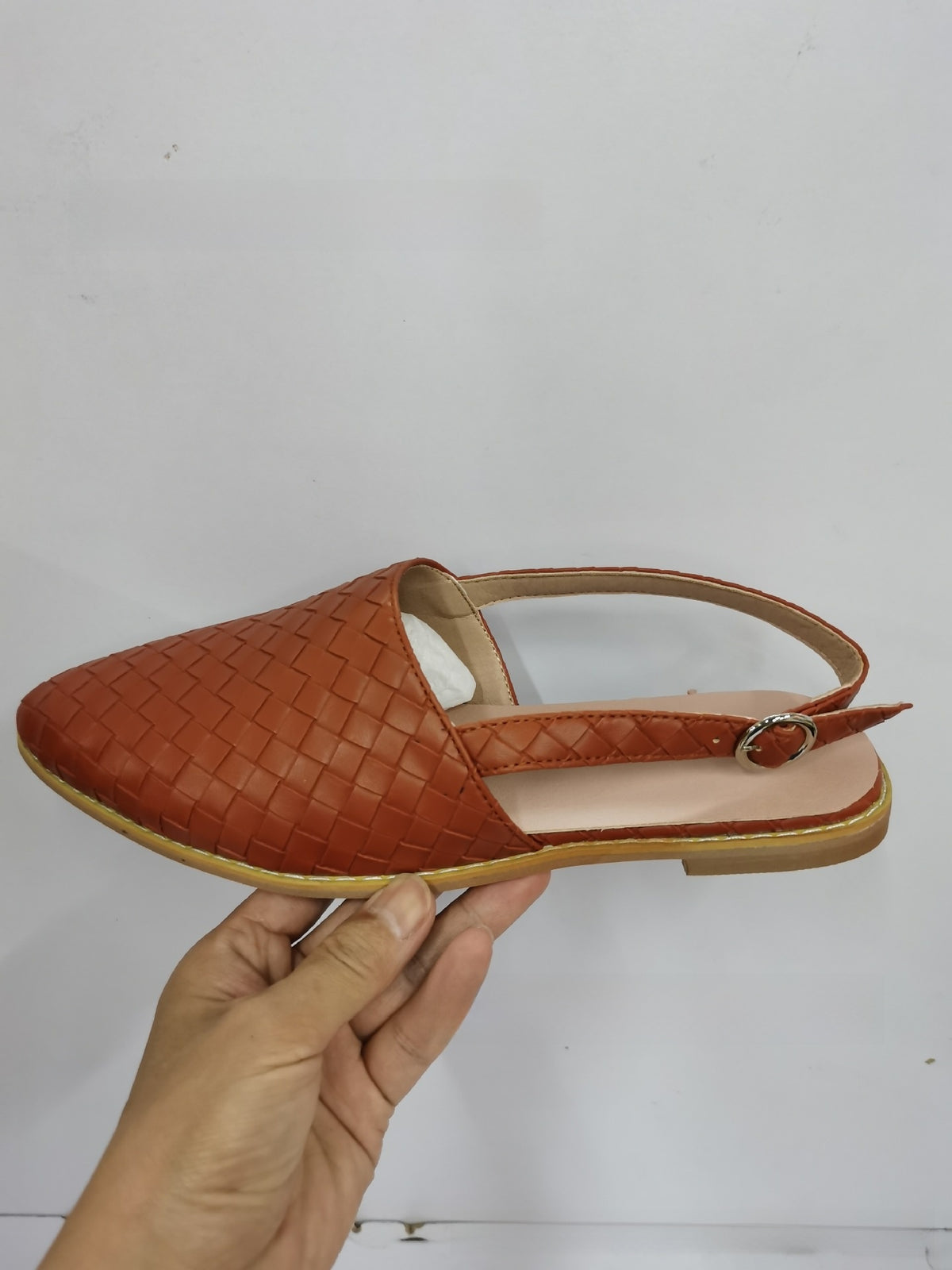 Pointed-toe woven women?s shoes