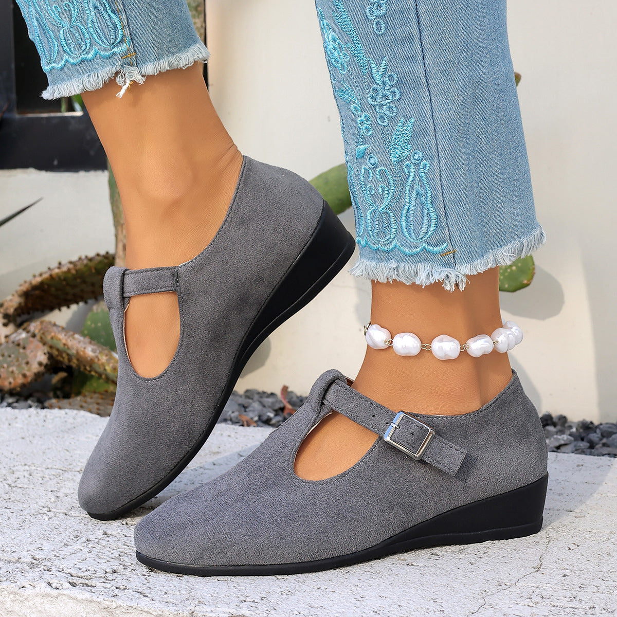 Flat casual low-heeled sandals