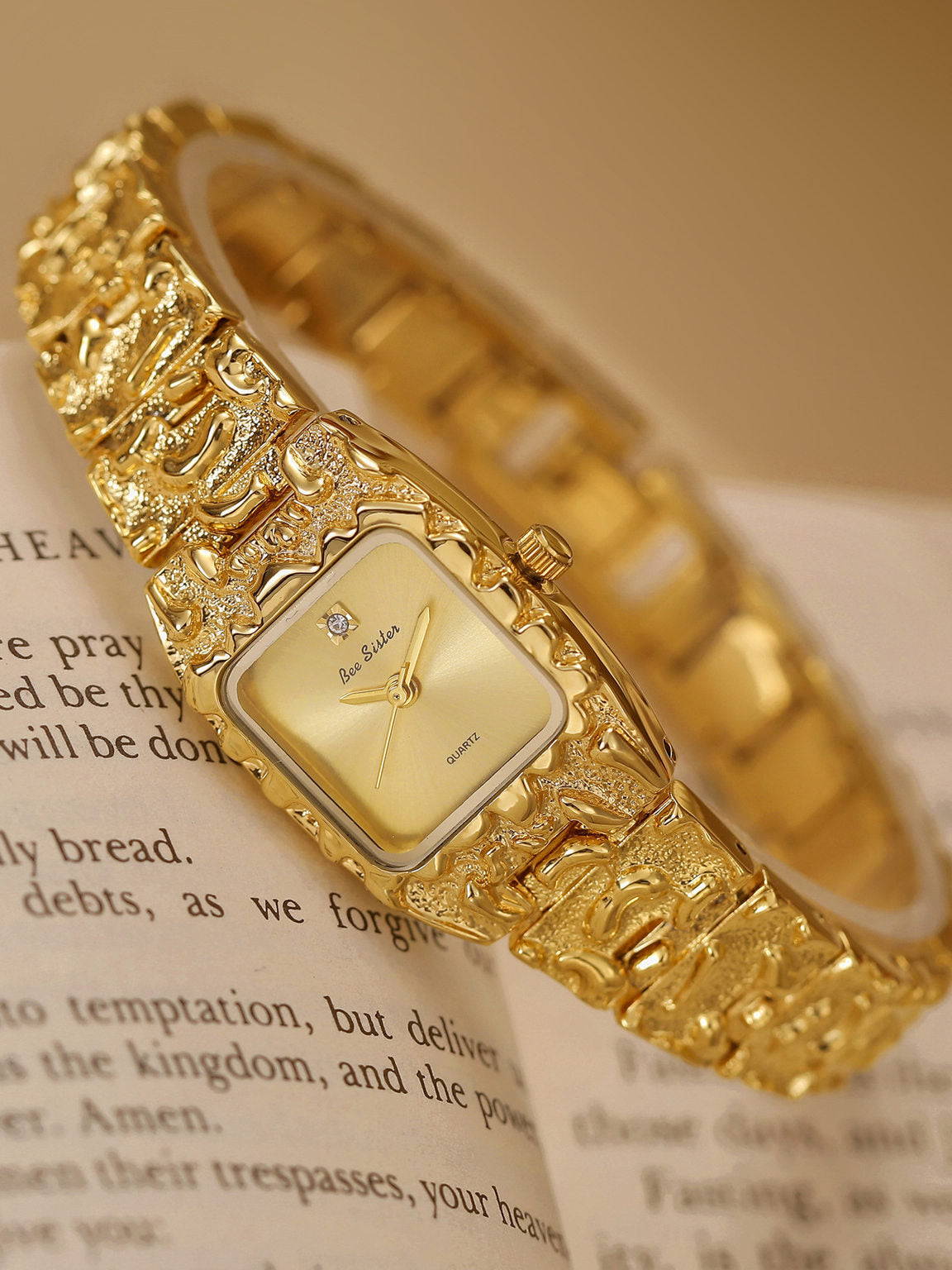 Women's Vintage Quartz Watch with Alloy Strap