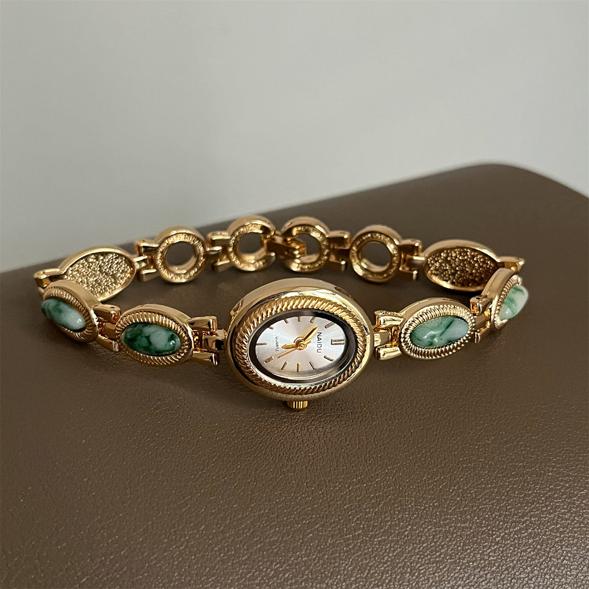 Lady retro oval-shaped quartz wristwatch with dial
