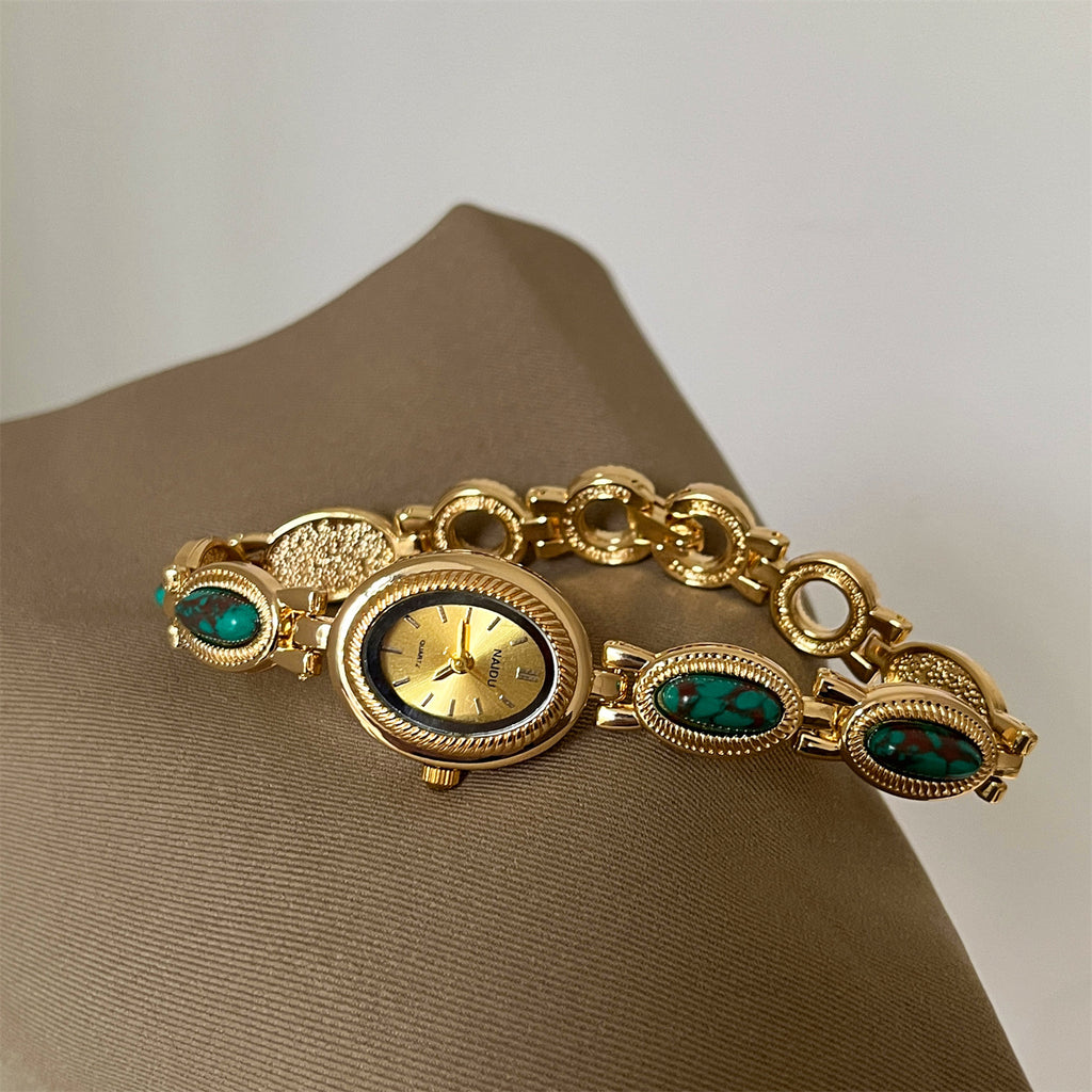 Lady retro oval-shaped quartz wristwatch with dial
