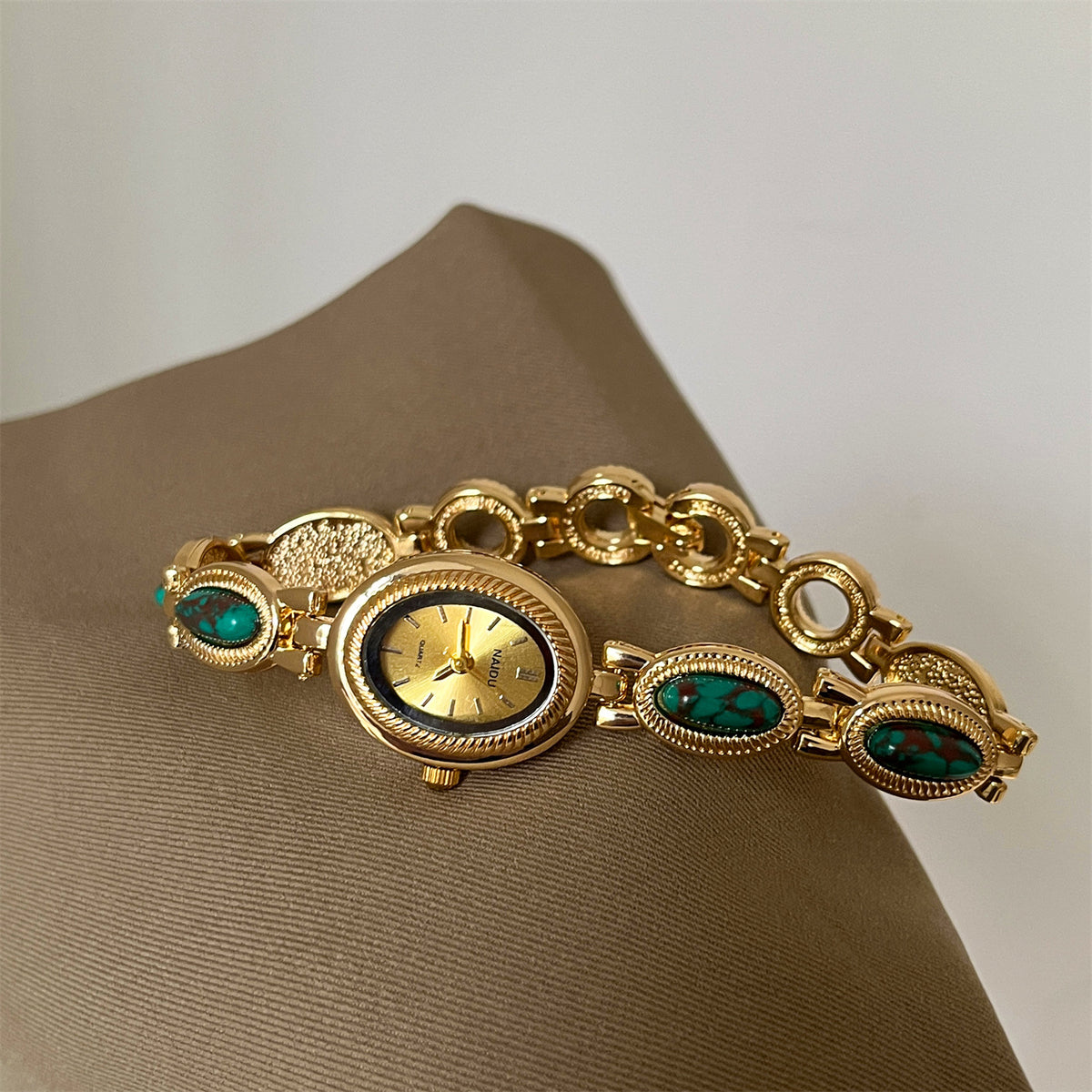 Lady retro oval-shaped quartz wristwatch with dial