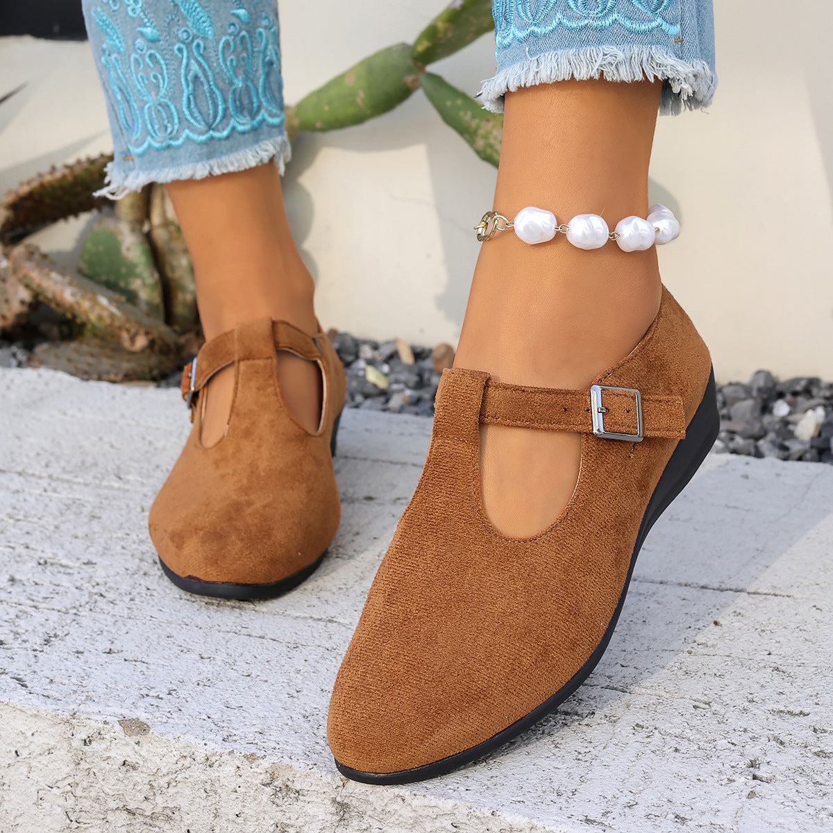Flat casual low-heeled sandals