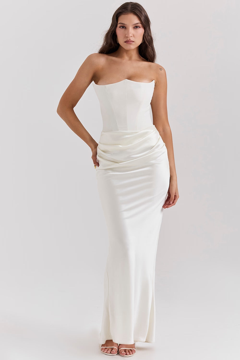 Sexy figure-hugging off-the-shoulder dress