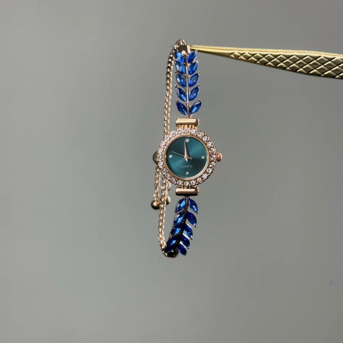 Diamond-studded bracelet chain