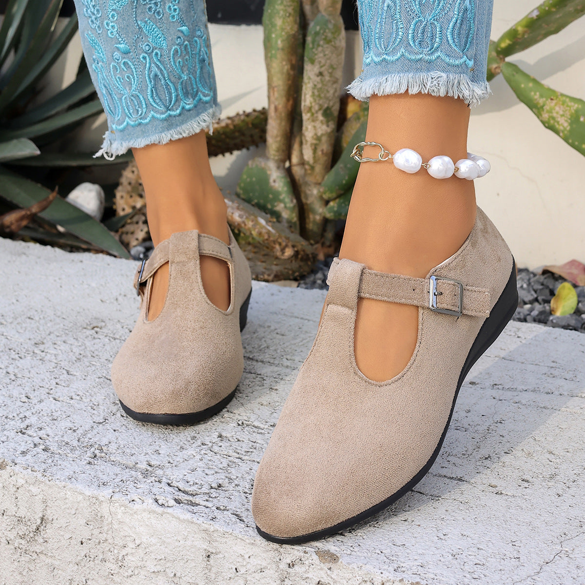 Flat casual low-heeled sandals