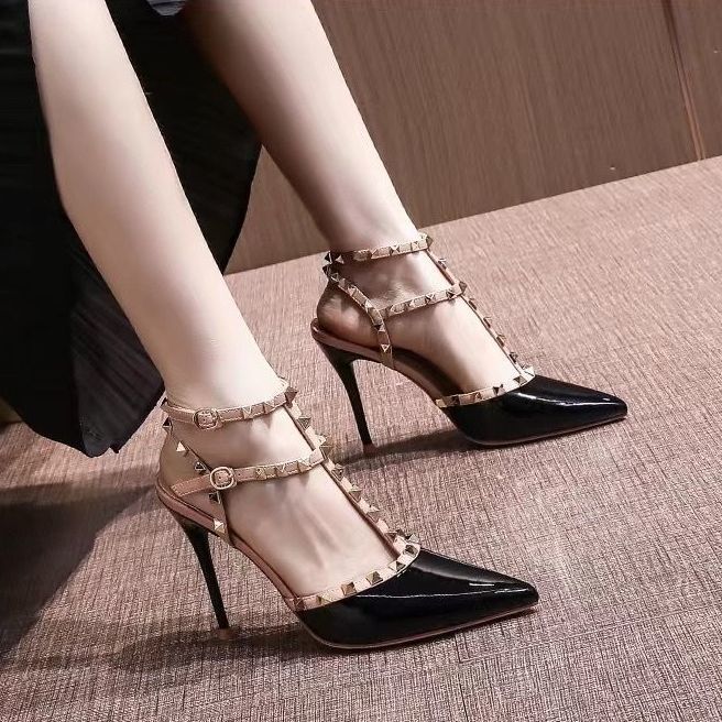 Lady's pointed-toe rivet detail ankle boots