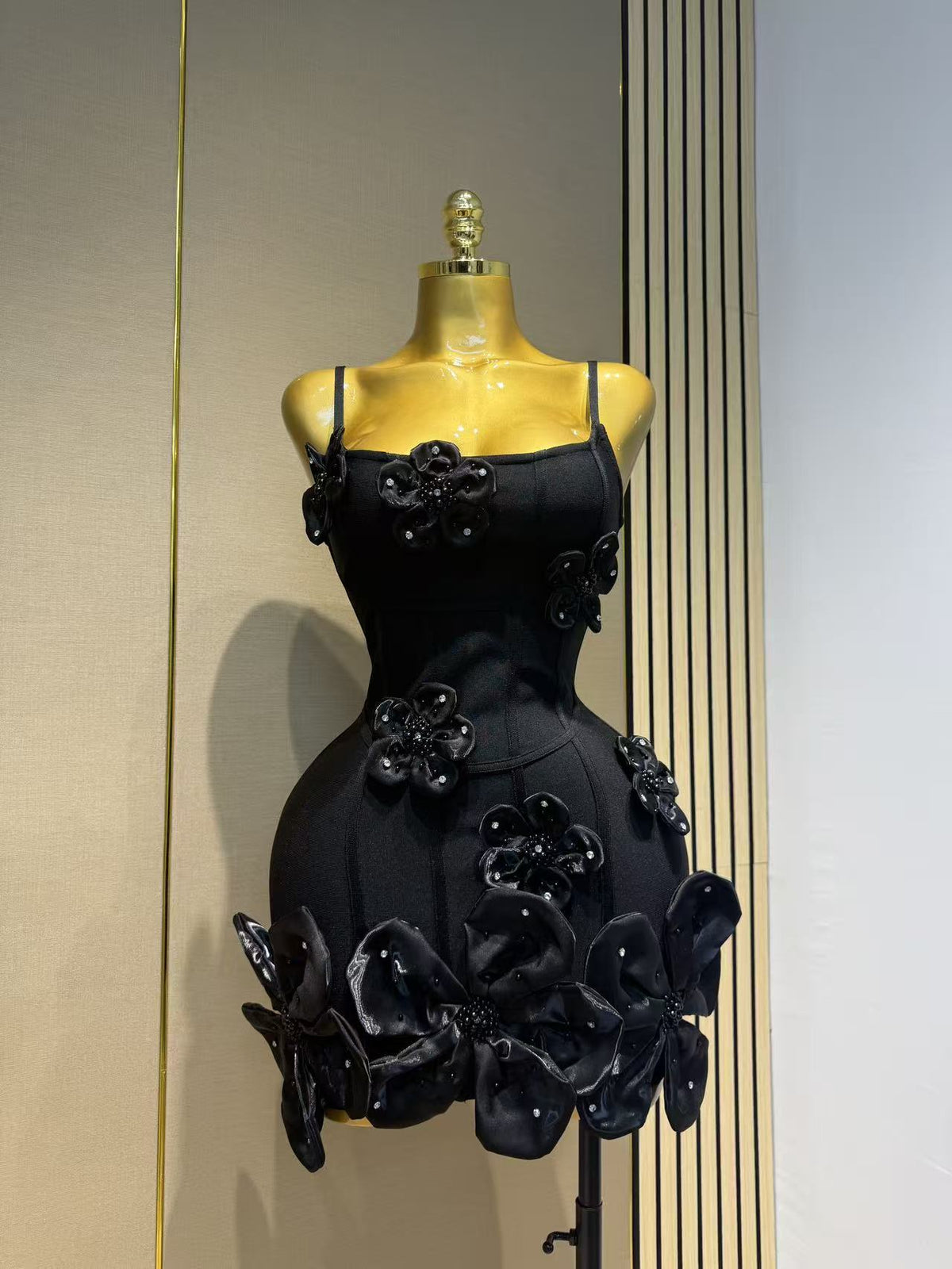Women's strapless dress