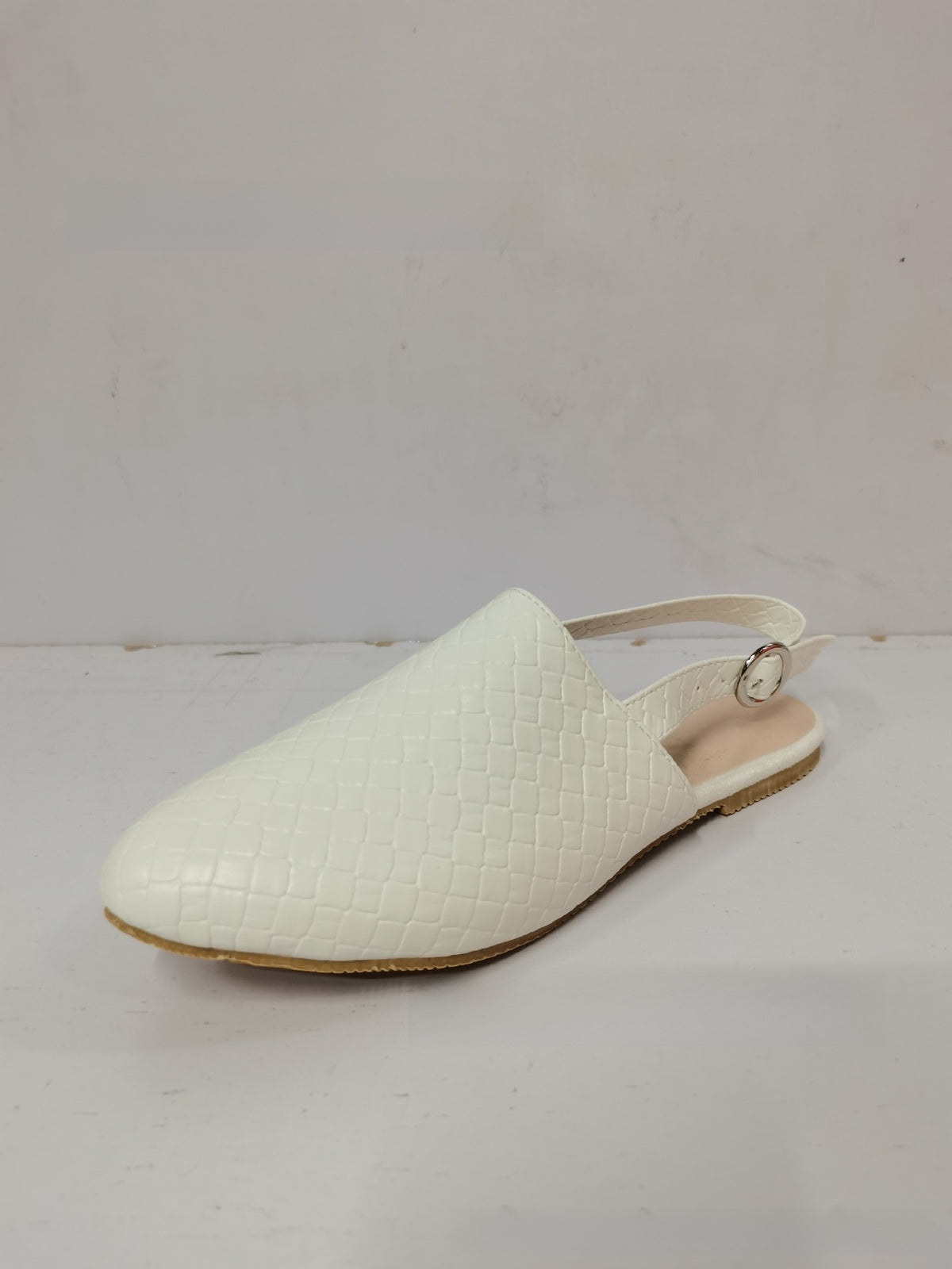 Pointed-toe woven women?s shoes