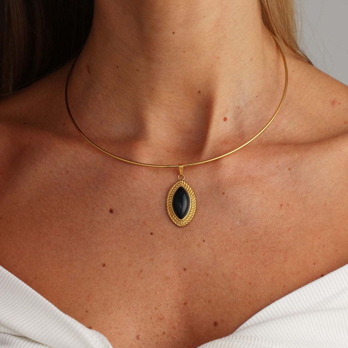 Minimalist Resin Pendant Choker Necklace