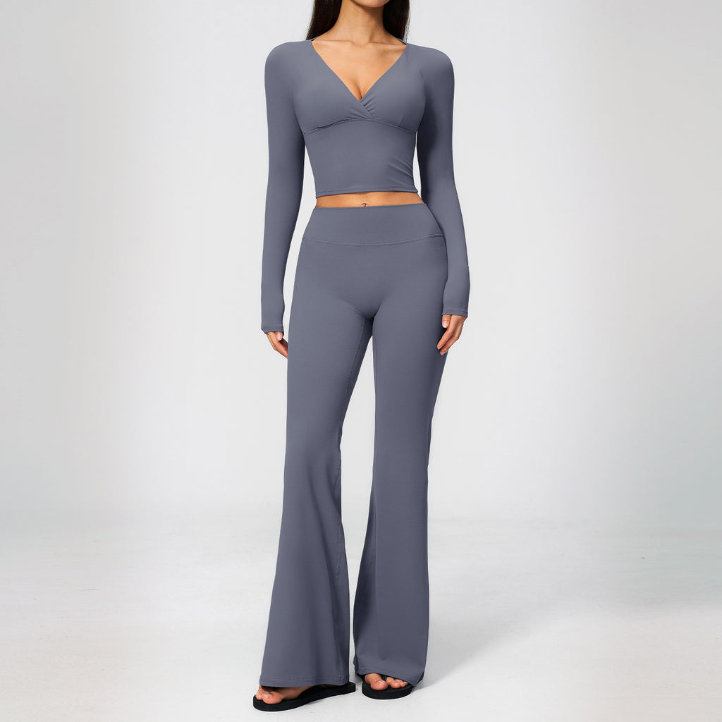 Creamy yoga pants with long sleeves and flared legs, for a sporty outfit