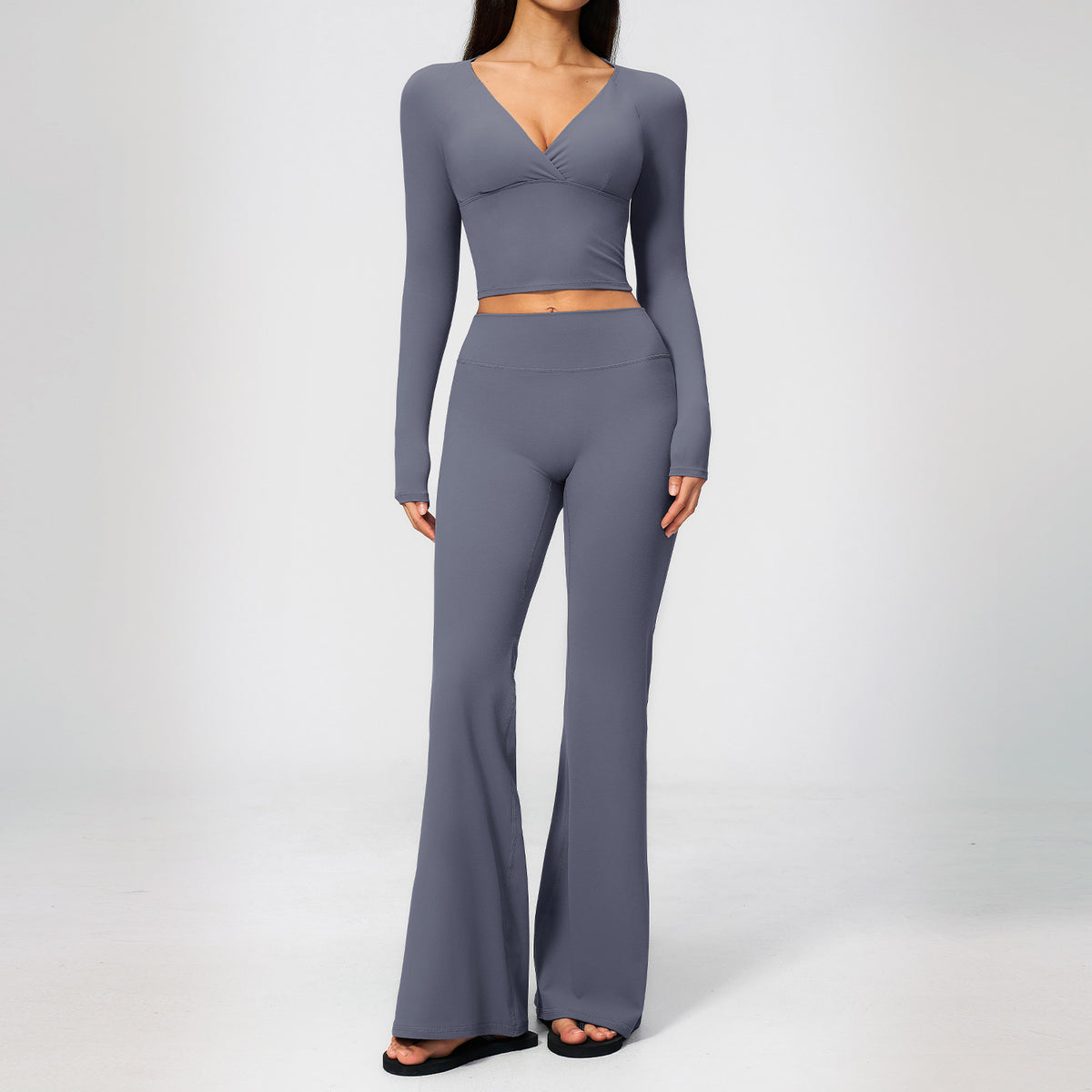 Creamy yoga pants with long sleeves and flared legs, for a sporty outfit