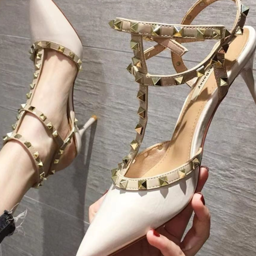 Lady's pointed-toe rivet detail ankle boots