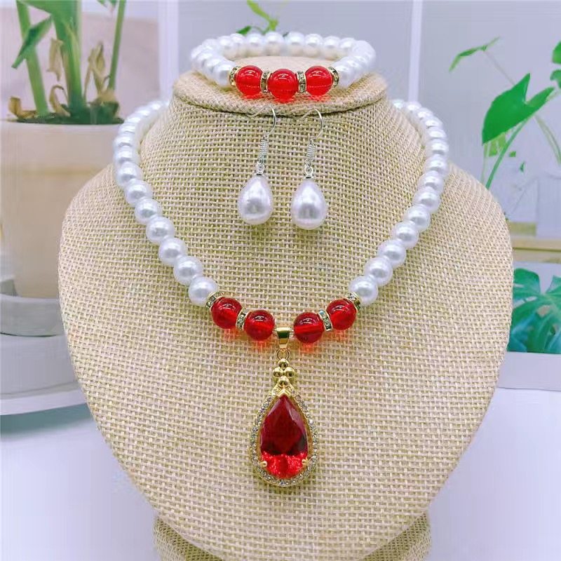 Synthetic Pearl Necklace with Heart Pendant