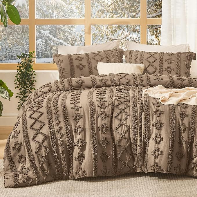Tufted Brushed Cut-out Floral Bohemian Style Bedding Three-piece Set
