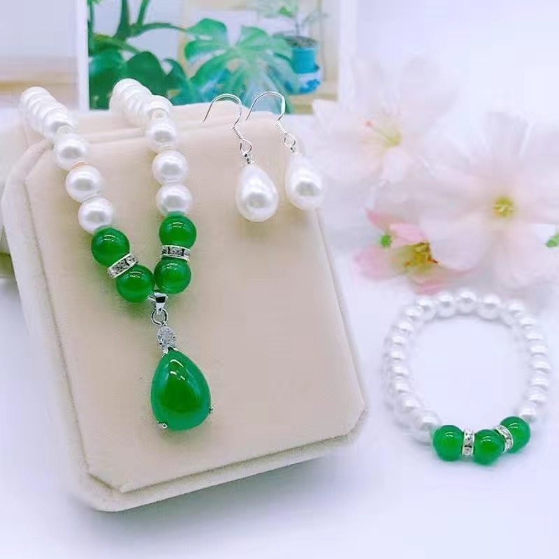 Synthetic Pearl Necklace with Heart Pendant