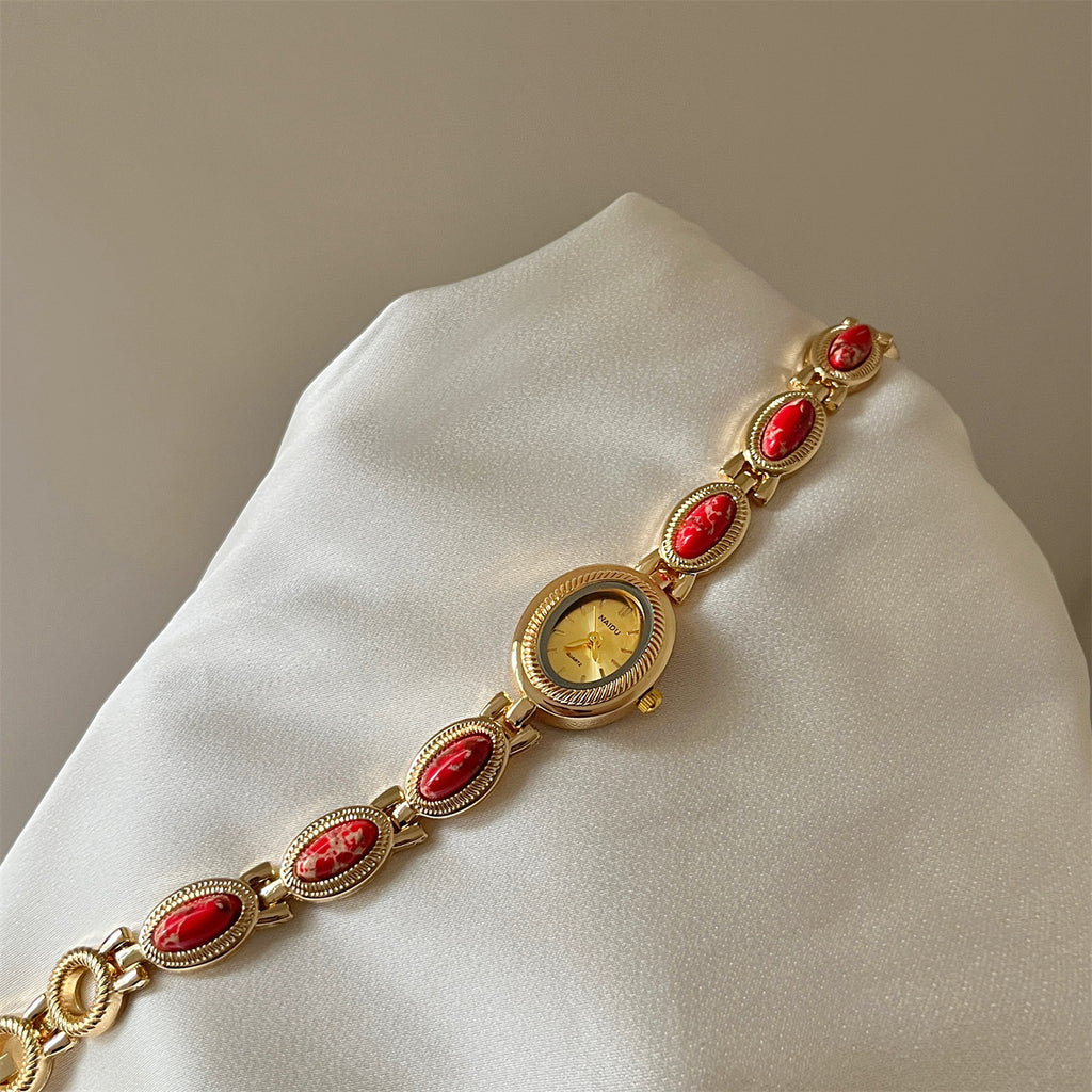 Lady retro oval-shaped quartz wristwatch with dial