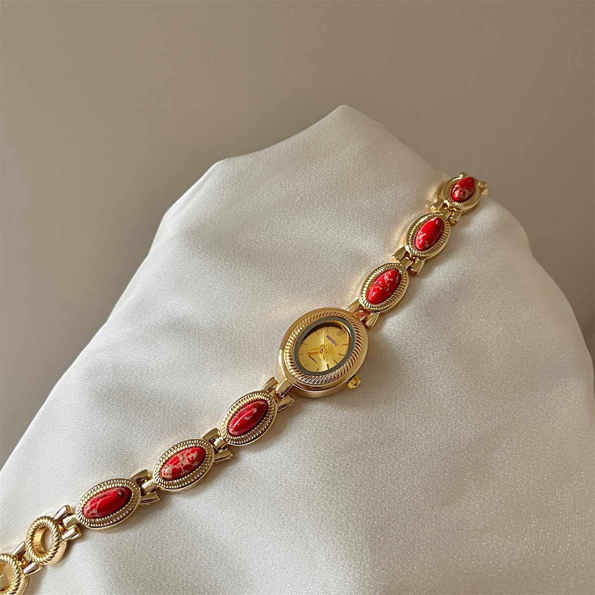 Lady retro oval-shaped quartz wristwatch with dial