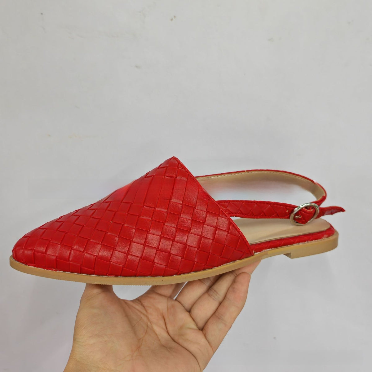 Pointed-toe woven women?s shoes