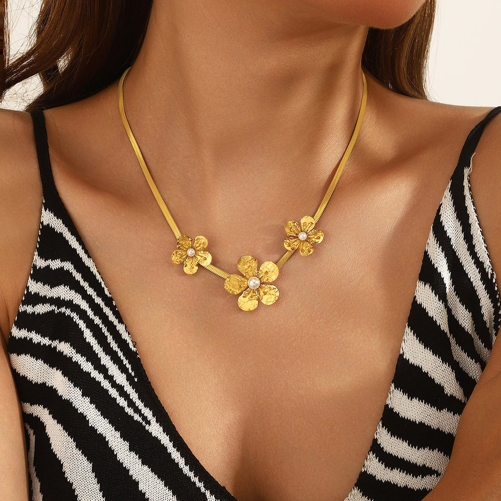 Hollow-out Flower Necklace