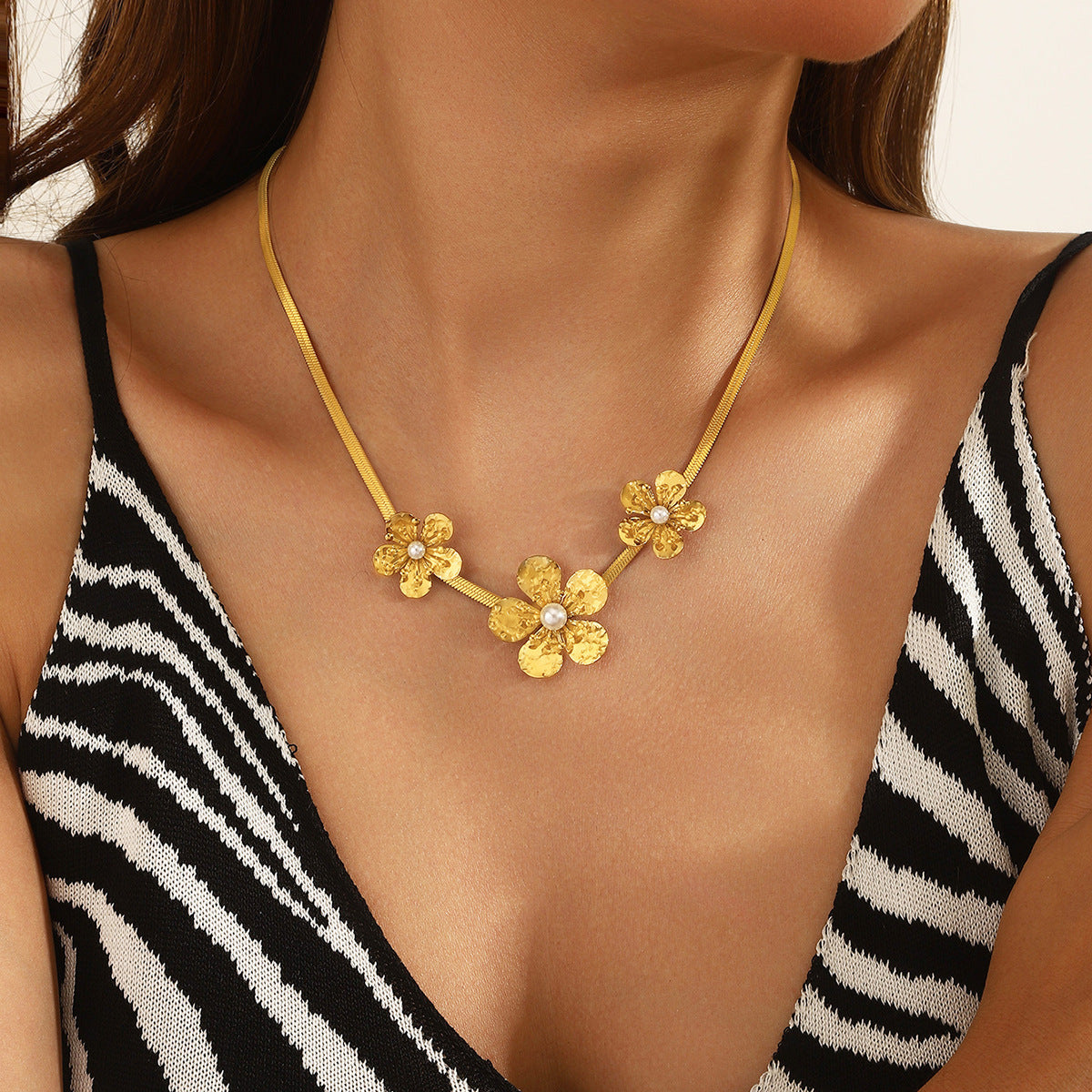 Hollow-out Flower Necklace