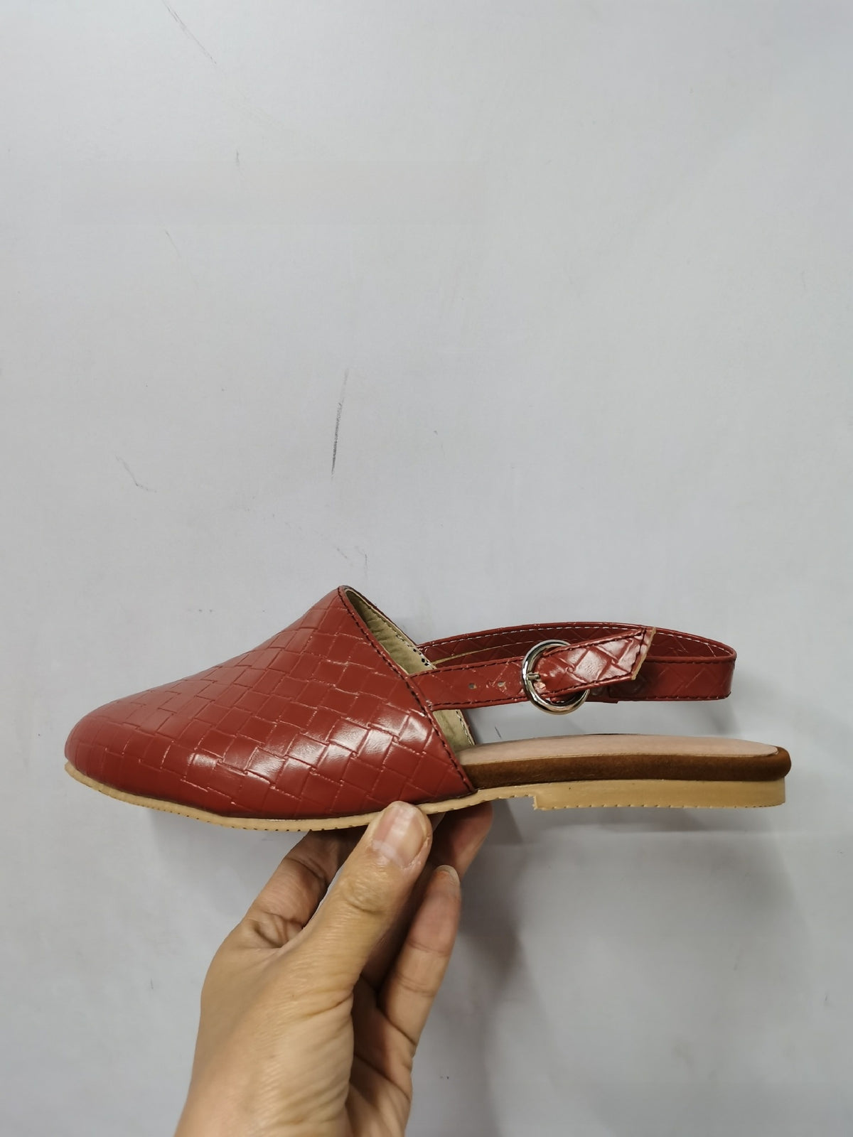 Pointed-toe woven women?s shoes