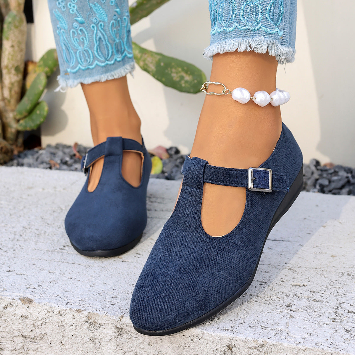Flat casual low-heeled sandals