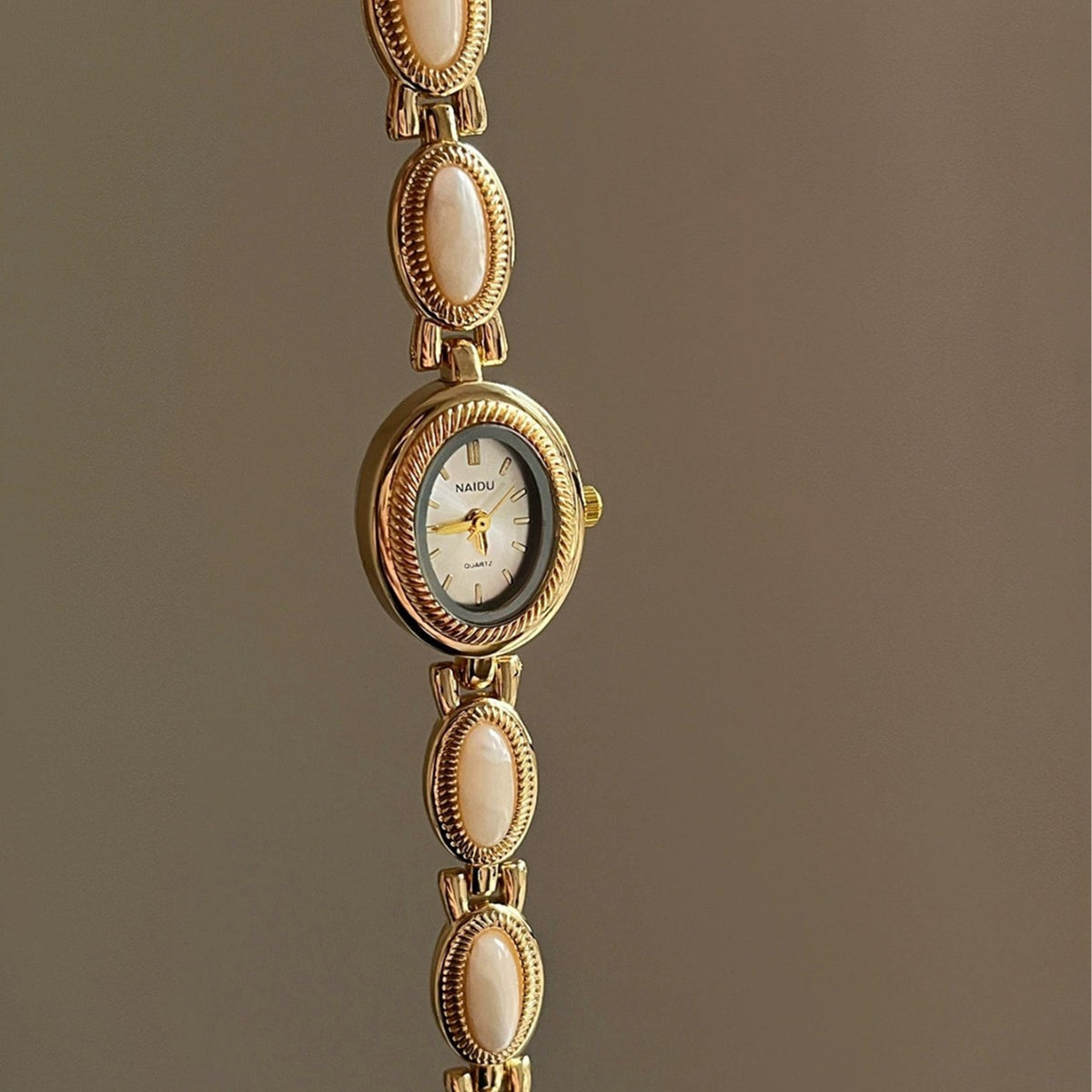 Women?s quartz wristwatch