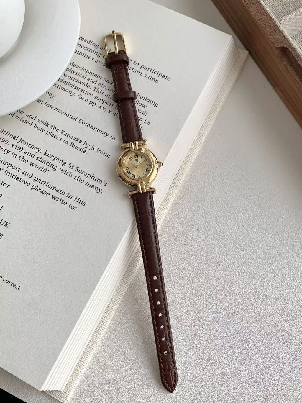 Vintage Quartz Women's Watch with Leather Strap