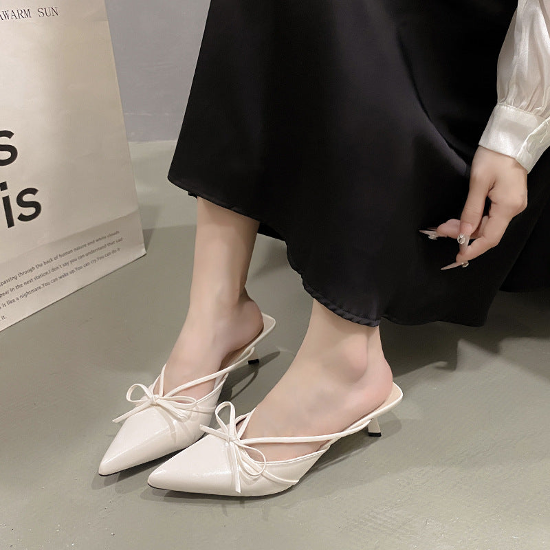Lady's pointed bow flip-flops