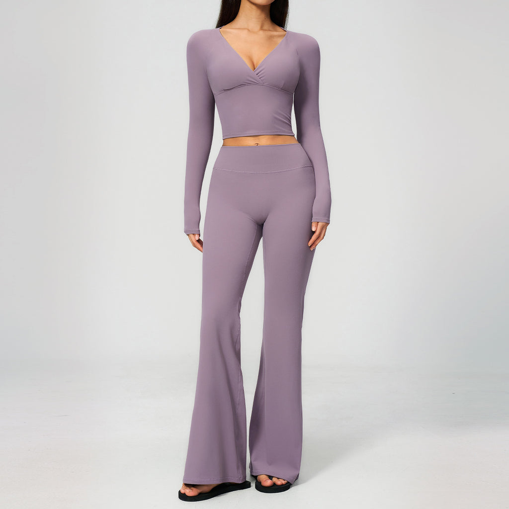 Creamy yoga pants with long sleeves and flared legs, for a sporty outfit