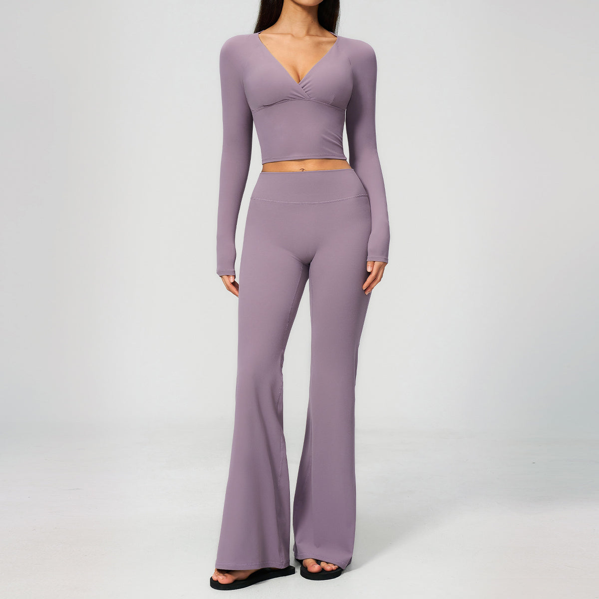 Creamy yoga pants with long sleeves and flared legs, for a sporty outfit