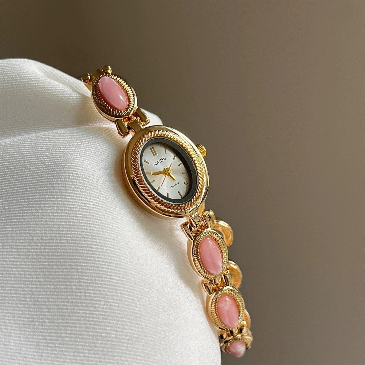 Women?s quartz wristwatch