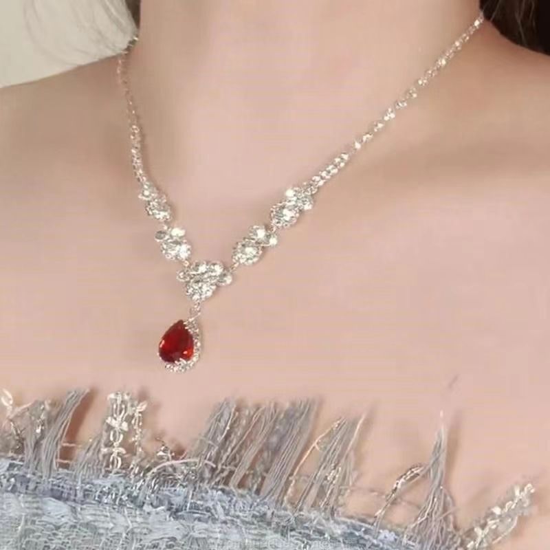 Zircon water-drop pendant with collar chain for the neck