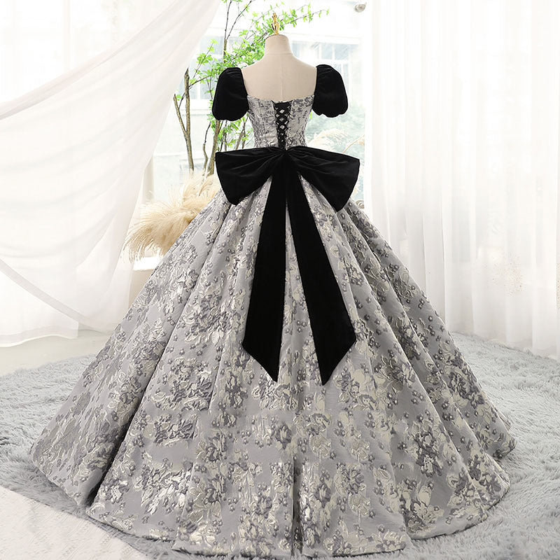 The puffy skirt performance dress makes the female examinee elegant