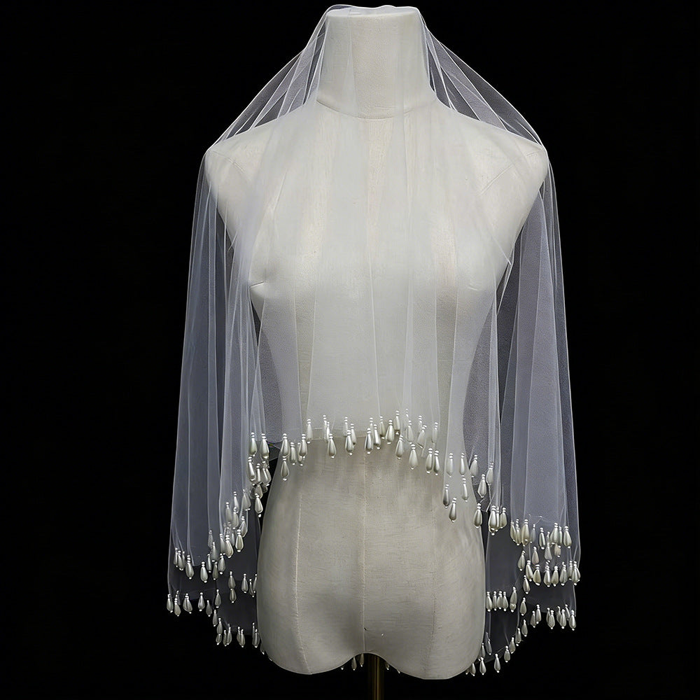 The bridal pearl tassel veil with lampshade-style wedding photography props