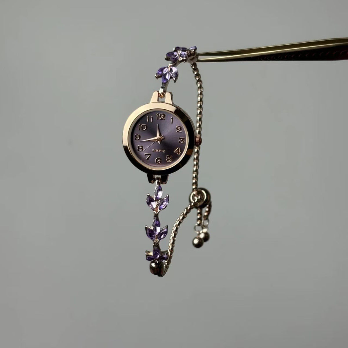 Diamond-studded bracelet chain