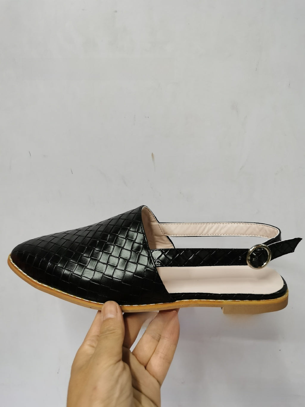 Pointed-toe woven women?s shoes