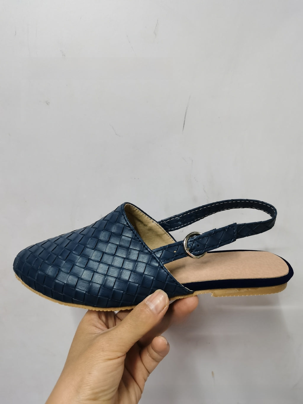 Pointed-toe woven women?s shoes