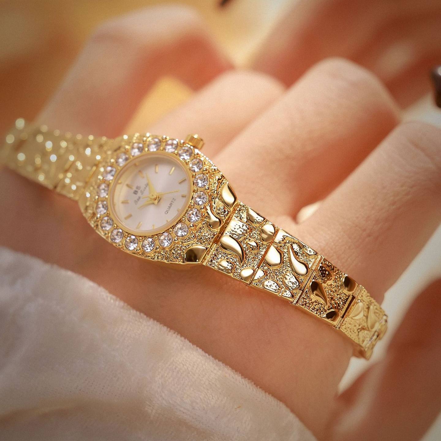 Women's Vintage Quartz Watch with Alloy Strap