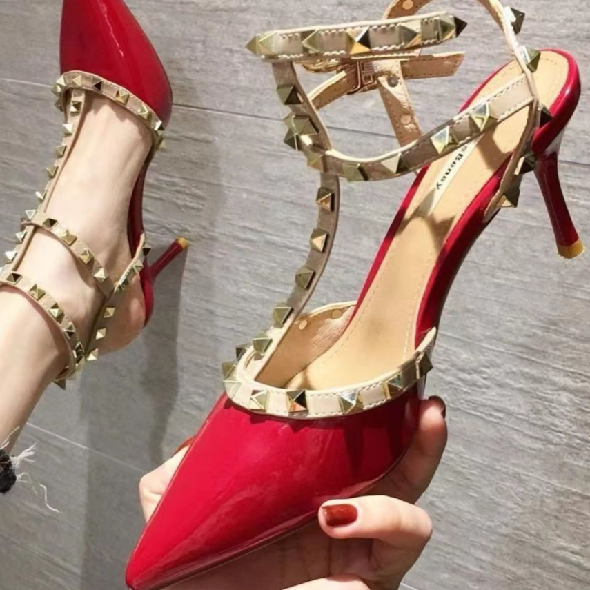 Lady's pointed-toe rivet detail ankle boots